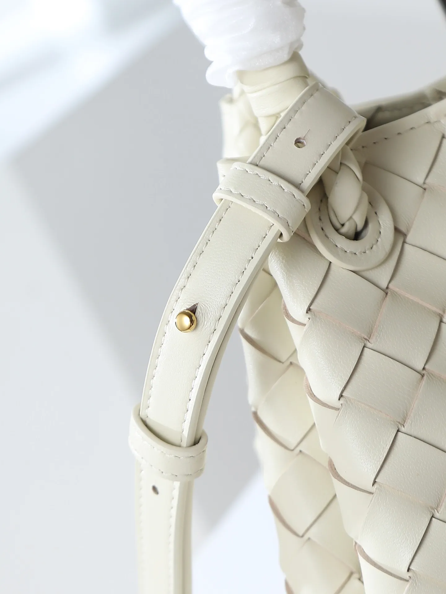 1250. Home B has a new product! Andiamo combines archive parachute handbags to inherit retro elements and integrate modern trends. The same style as Shu Qi's Night in Beijing. It is a continuation of the classic bag. It has three functions: hand carry, shoulder and cross-body. It is embellished with metal brass knot buckles. It is small and has an amazing capacity. It can easily hold all kinds of daily necessities with a box, sunglasses, small bottle, water powder, charger, and the upper body is versatile. Style number: 796569 Size: 21*17*16.5cm